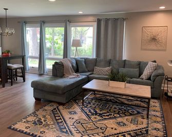 3 BR, w/garage &1BR set up as home office w/printer - Springfield - Salon