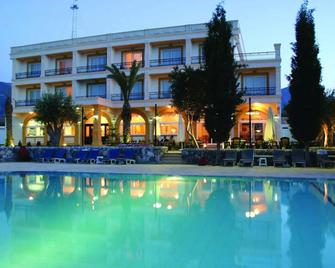 Altinkaya Holiday Resort - Kyrenia - Piscina