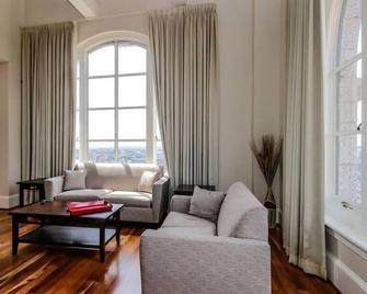 One bedroom at Baltimore Covention Ctr - Baltimore - Living room