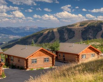 Ski-in/out Shooting Star Cowboy Heaven Cabin w/Mtn Modern Decor, Views, Hot Tub - Big Sky - Building
