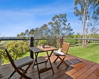 Springhill Views-Country Retreat-sleeps12 - Trentham - Balcony