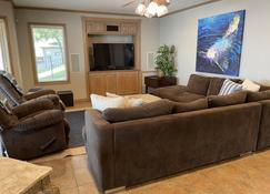 Lakefront home with private dock, great fishing and game room. - Eucha - Living room