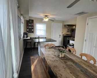 #4 The Cozy Cottage - Antioch - Comedor