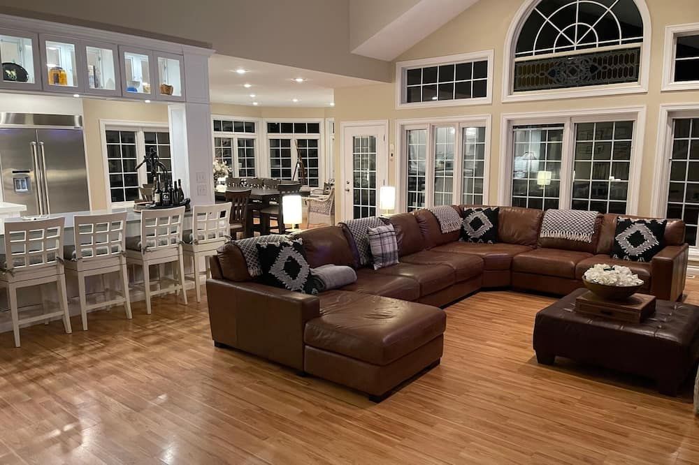 The Premier Syracuse Lake Wawasee lakefront home, sleeps 20, new furniture - Syracuse - Sala de estar