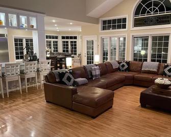 The Premier Syracuse Lake Wawasee lakefront home, sleeps 20, new furniture - Syracuse - Sala de estar