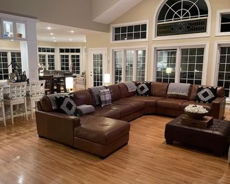 The Premier Syracuse Lake Wawasee lakefront home, sleeps 20, new furniture - Syracuse - Sala de estar