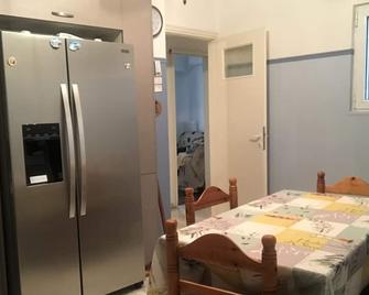 Sleeps 6 people central from anywhere - Kallithéa - Dining room