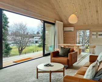 Luxe on the Lake Front - Te Anau - Living room