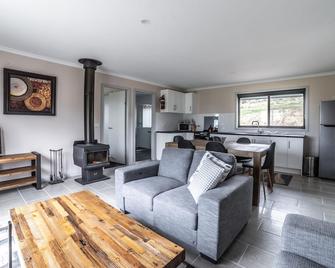 Touchdown Cottages Jindabyne - Jindabyne - Living room