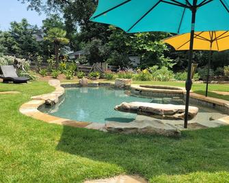 The Suite At Canton Street in Downtown Roswell with pool - Roswell - Pool
