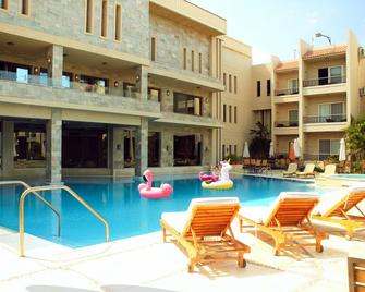 Panacea Suites Hotel - Borg El Arab - Piscina