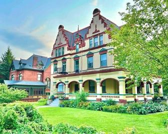 The Elliott Hotel at Highland Park by Luxe PGH - Pittsburgh
