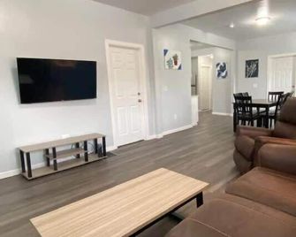 3rd Base Apt 1 All Star Baseball Rentals - Oneonta - Huiskamer
