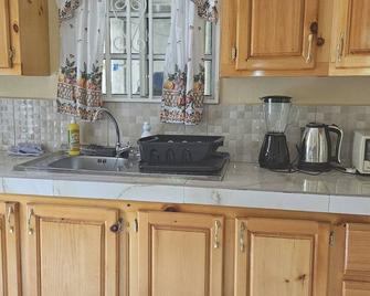 Jacob's Cozy Oasis: 1BR in Marigot w/ Wi-Fi, A/C, Kitchen – 5 Mins to Airport - Marigot - Kuchnia