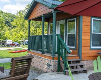 Cabin 3 - Everything you need in this Cabin for a great weekend. - Connellsville - Patio