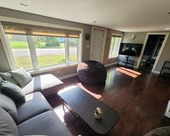 Stylish 2-Bedroom Home in Shediac - Pointe-du-Chêne - Living room