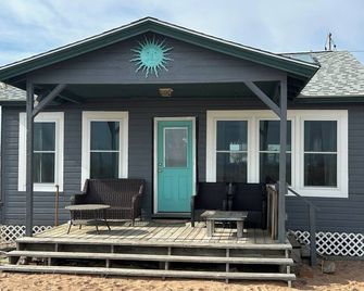 Direct waterfront cottage on private sandy beach - East Haven - Patio