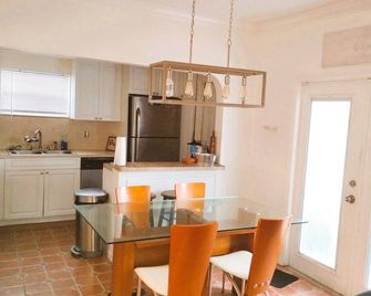 Charming Historic 2-Bedroom Bungalow-Fantastic by Downtown Hollywood w/ Wi-Fi,+ - Hollywood - Küche