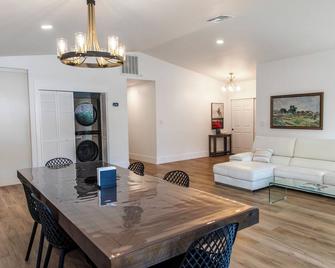 Vegas Vacation Villa - 20 minutes to strip & hiking - Las Vegas - Dining room