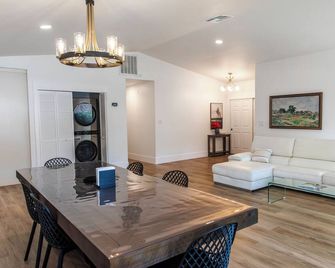 Vegas Vacation Villa - 20 minutes to strip & hiking - לאס וגאס - חדר אוכל