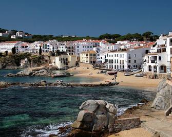 The Golden Oak in Calella Centre - 100m from beach - Palafrugell