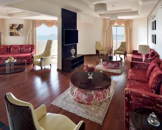 Intercontinental Jeddah, An IHG Hotel - Jeddah - Living room