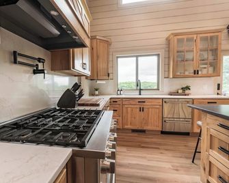 The Gathering Lodge is a relaxing, private log house with a stunning view. - Fergus Falls - Kuchyň