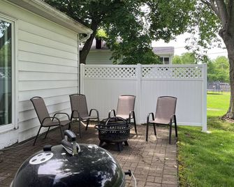 Jackson Home w/ Fire Pit & Yard: 3 Mi to Downtown - Jackson - Terasa