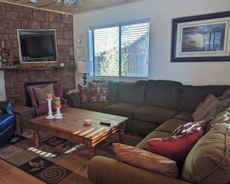 Charming Log Cabin in the Pines - Heber-Overgaard - Sala de estar