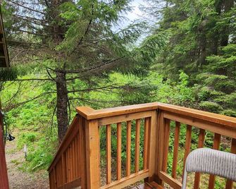 Bear Necessities Cottages - Seward - Balcony