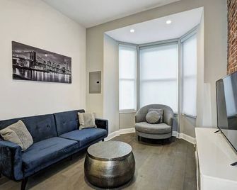 Renovated Luxury 1 Bedroom, 15 min. to Manhattan - Hoboken - Wohnzimmer