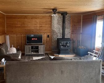 Little cabin near a lake - Grassland - Living room