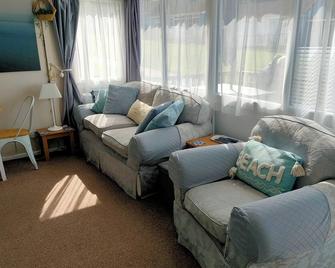 2 Bedroom beach cottage with Sea Views. 2 minutes to Westward Ho! Promenade. - Westward Ho - Living room