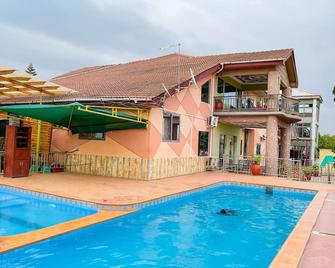 Triple Hill Hotel - Weija - Piscina