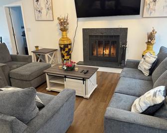 Luxury vacational home in the heart of poconos - Tobyhanna - Living room