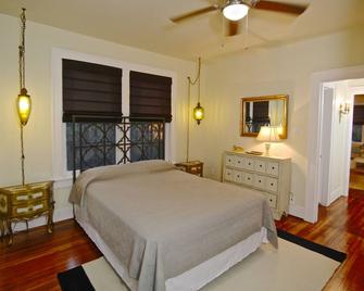 Remodeled 1/1 with Old-World Charm - Houston - Sypialnia