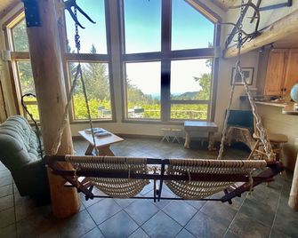 Stunning Custom Cabin in the woods; Mountain and Ocean Views! - Brookings - Living room