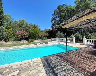 Charmant Studio avec Piscine Privative sur 1500m2 de Terrain Proche Cascade de Sillans VAR Verdon - Sillans-la-Cascade - Pool