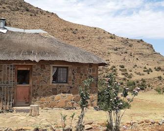 Authentic African Thatched House - Maseru - Building