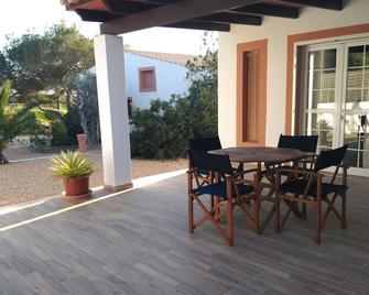 modern and cozy studio perfect for couples wanting to enjoy - Sant Francesc de Formentera - Terasa