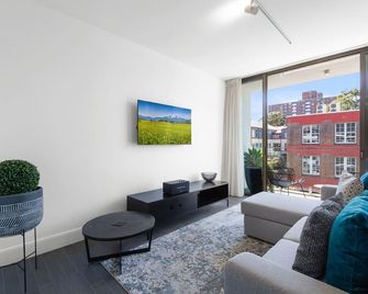 Modern 1-Bed with Balcony in Bustling Surry Hills - Sydney - Living room