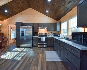 Welcome to Cabin by the Meadow-your perfect retreat on the outskirts of town! - Texarkana - Kitchen