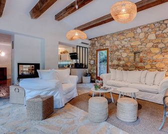 Renovated country house in the heart of nature, 4 bedrooms and large swimming pool - Cotignac - Sala de estar