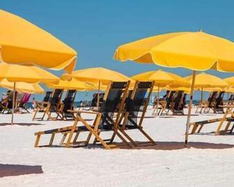Beachcomber Beach Casita - Steps to The Sand! - Clearwater Beach - Restaurant
