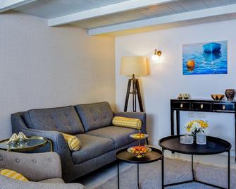 Akotika Boutique - Акко - Вітальня