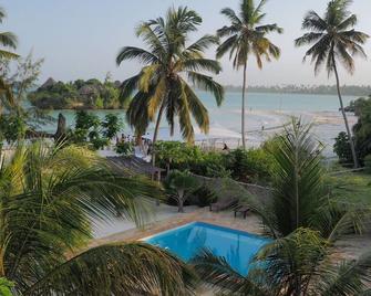 Kimurimuri - Stunning Beachfront Loft with Pool - Pongwe - Zwembad