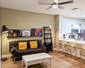 New Luxury Disney Townhome at Windsor Hills Resort, 3bed 3bath, Private Pool Parking Wifi Included - Kissimmee - Salon