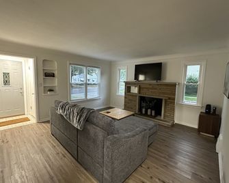 Fully updated house with a fenced in yard and close to highways and hospitals! - Mayfield Heights - Living room