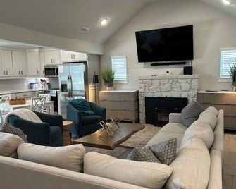 Charming, newly remodeled two bedroom cottage. - Eucha - Living room