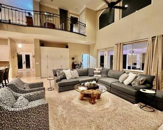 The Pink Riverhouse- Free beach parking in PAG - Ellenton - Living room